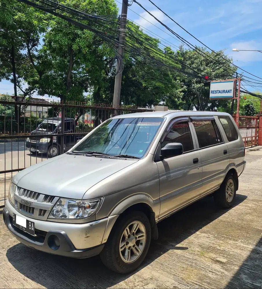 ISUZU New Panther MPV : Turbo LM MT (TBR 54F) 2011