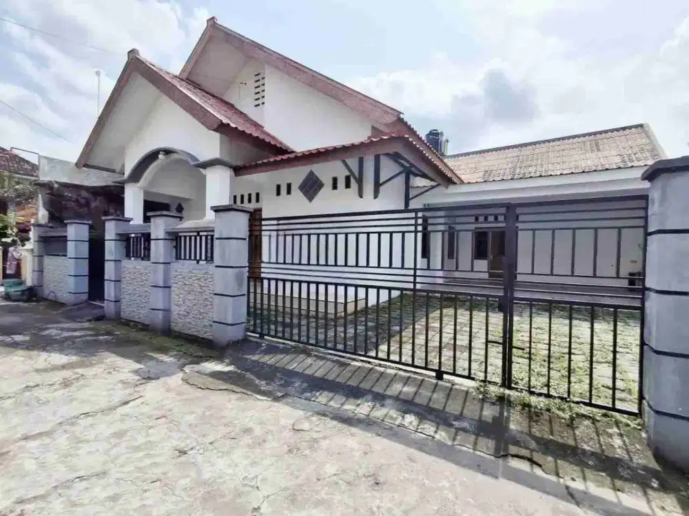 rumah lahan luas dekat kampus UNISRI turun harga ambyar