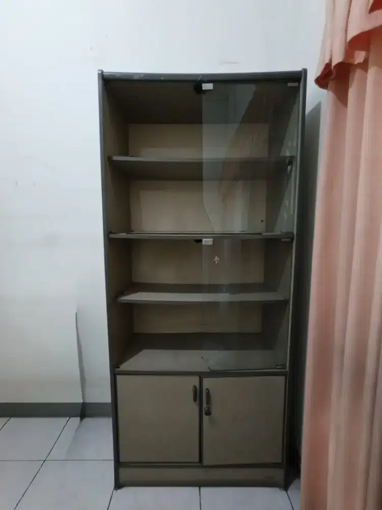 Di jual Lemari kaca