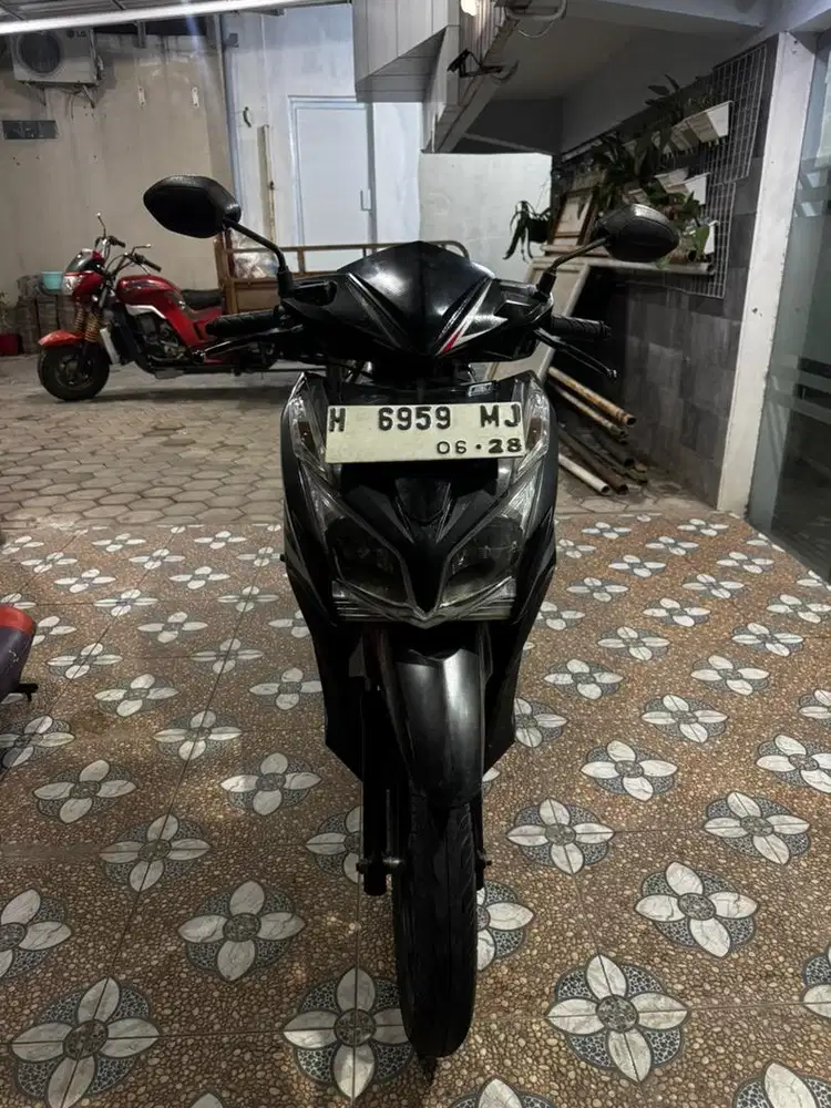 VARIO KZR 2013 hitam