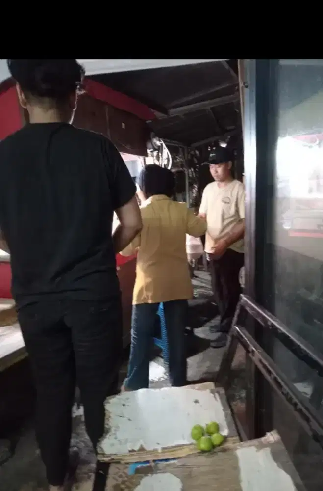 Karyawan geprek mas jon