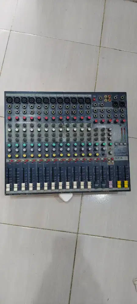 Mixer soundcraft efx12