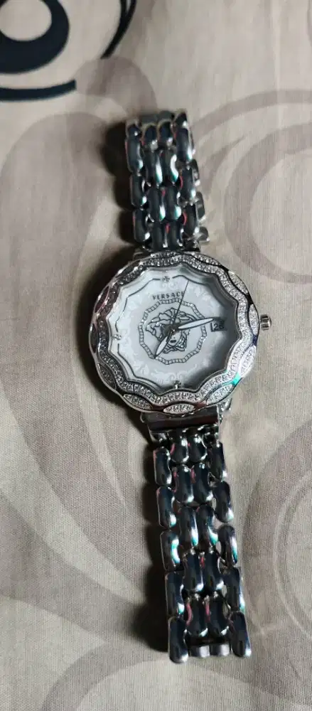 Jam tangan Versace
