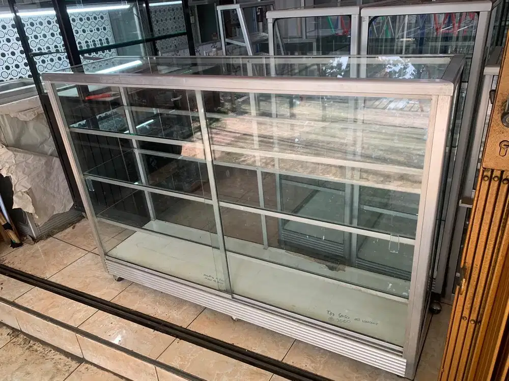 Etalase kaca 1.5 meter bekas