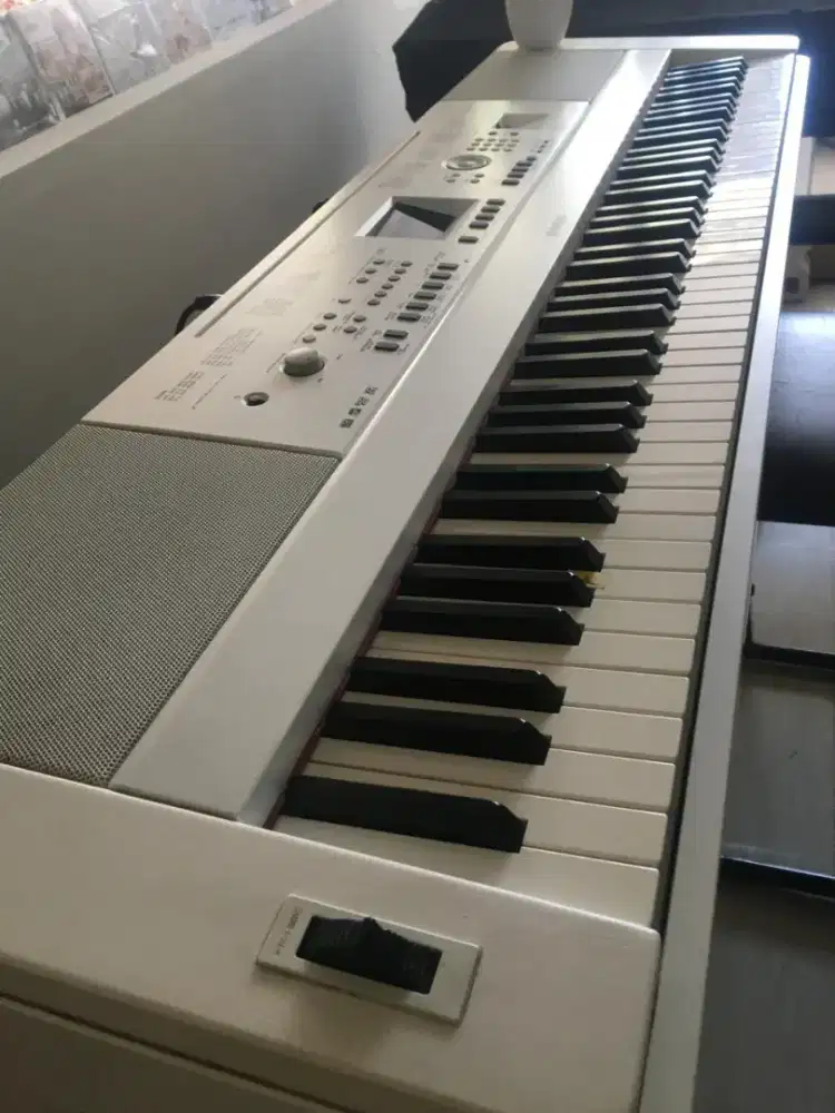 Yamaha DGX650 white