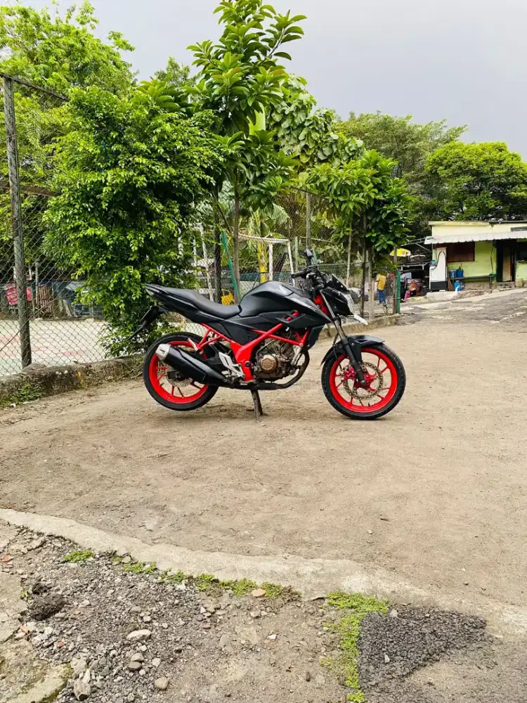 Honda cb 150ccR Se PGM-FI Rangka merah Tahun 2017