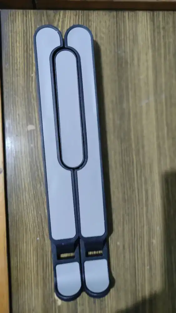 Stand holder for Laptop by Goojodoq