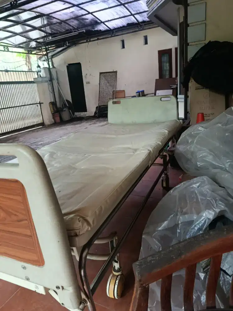 Tempat tidur pasien kondisi Masih bagus & layak pakai