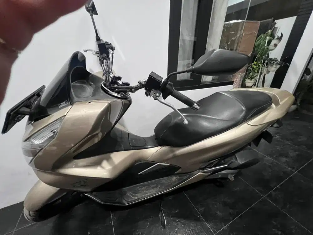 Motor pcx warna gold