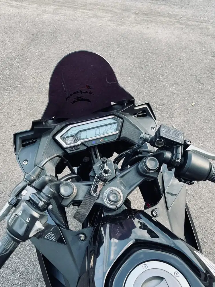 Jual cbr 150 tahun 2017 warna hitam asli