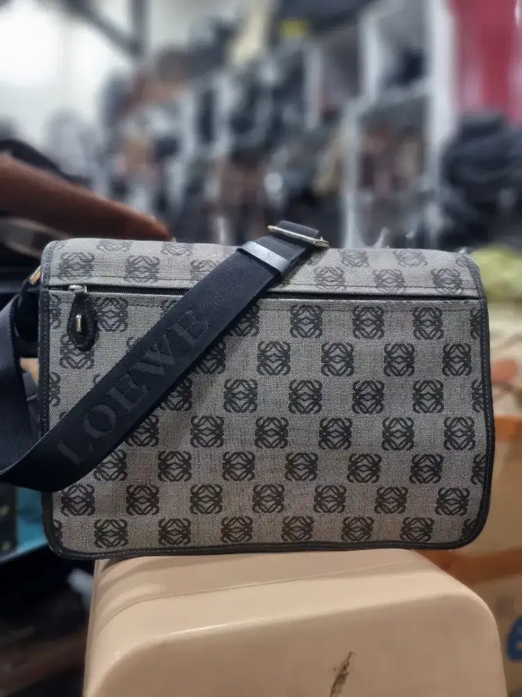 Tas sling bag brand Loewe made in spanyol