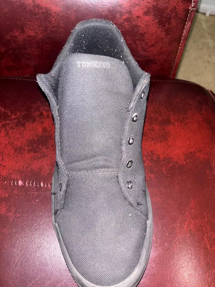 Sepatu Tom Kins