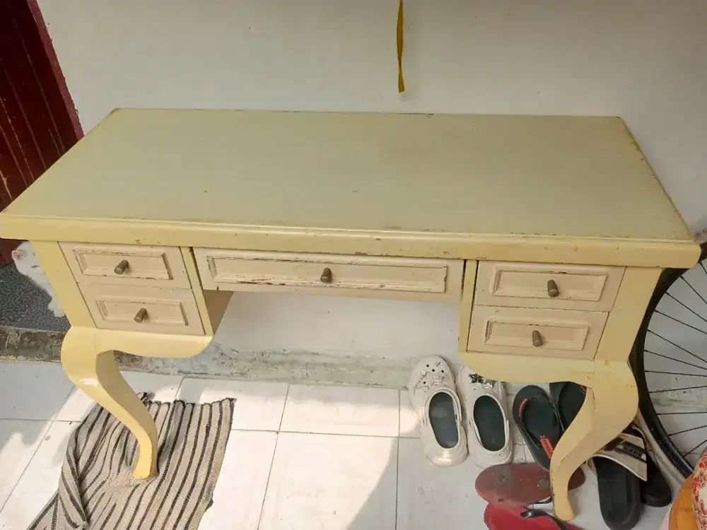 Meja rias salon kecantikan