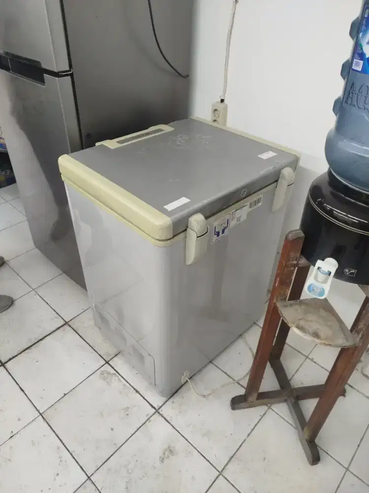 Dijual freezer modena 100liter joss