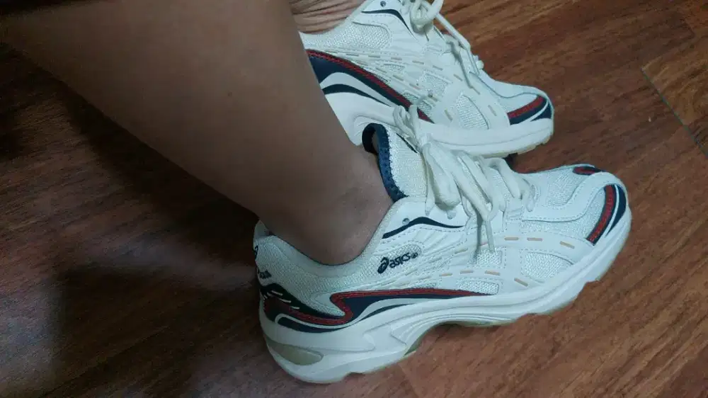 Sepatu ASICS (brand jepang)