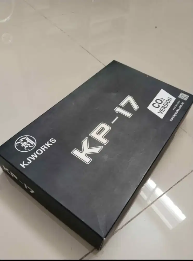 Kotak mainan hobi beserta isinya, mainan pilus putih