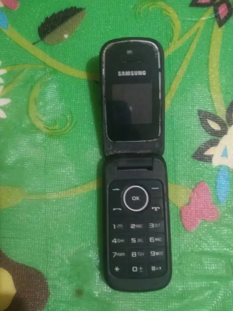 Dijual hp Samsung jadul model plip kondisi msh bagus