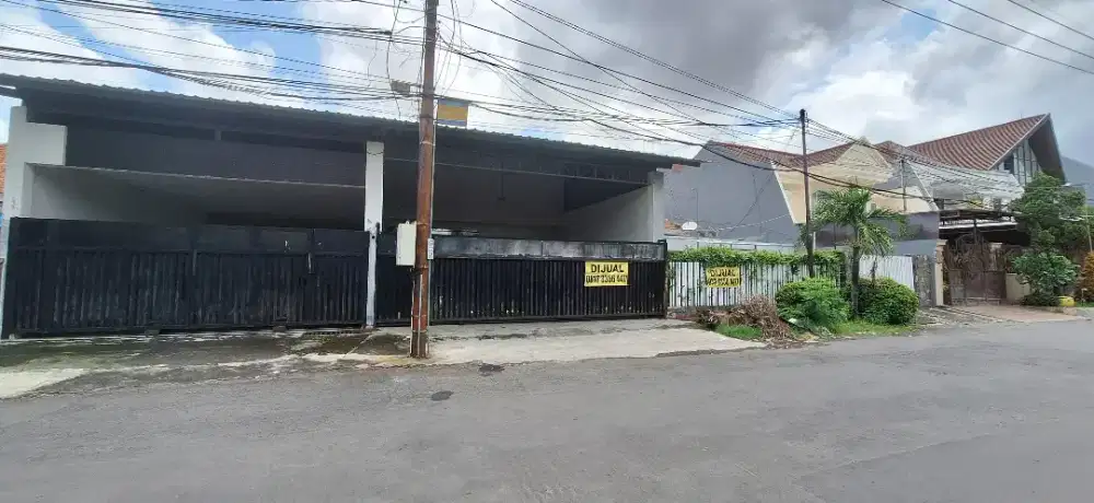 dijual rumah usaha raya manyar rejo