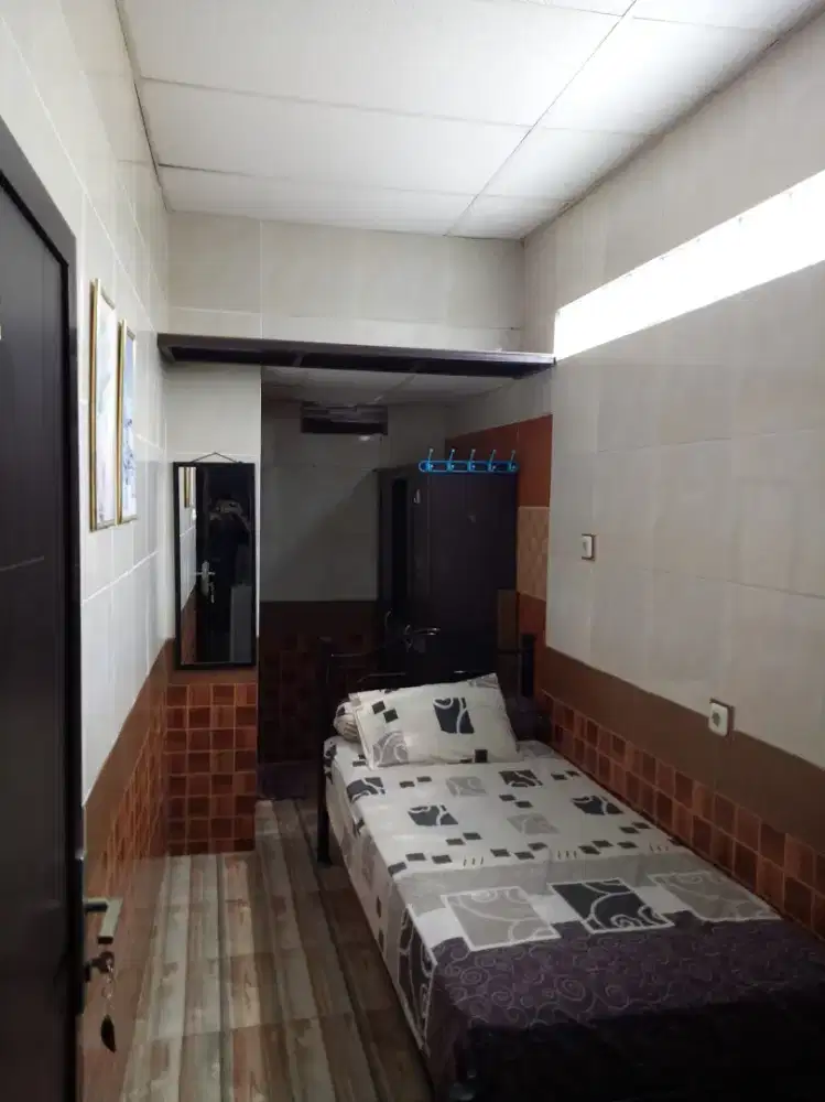 KOST KHUSUS WANITA. NON AC. KAMAR MEWAH FULL KERAMIK. Dekat Trans Tv.