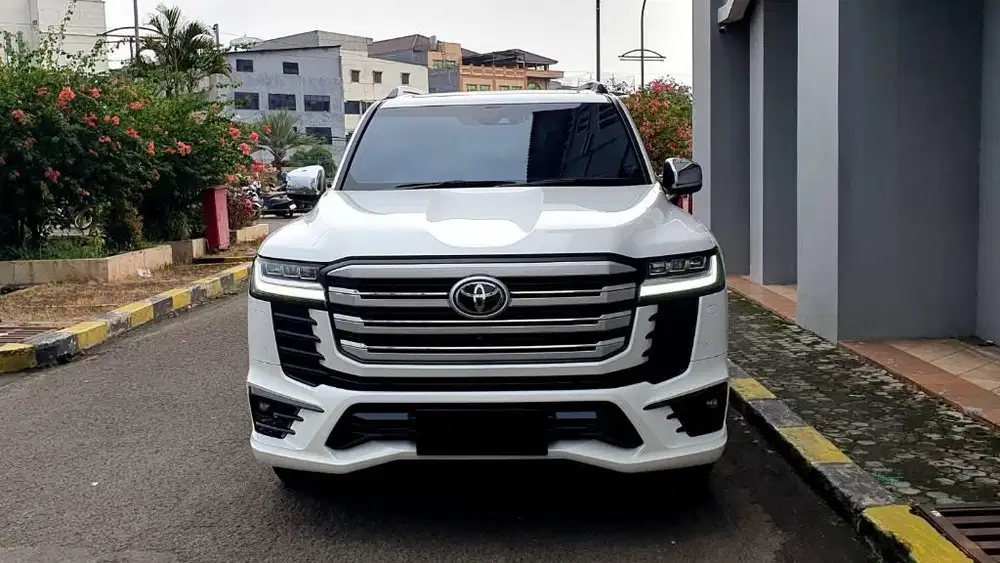 Toyota Land Cruiser LC300 VX-R Diesel 2023 AT Putih km.1rb