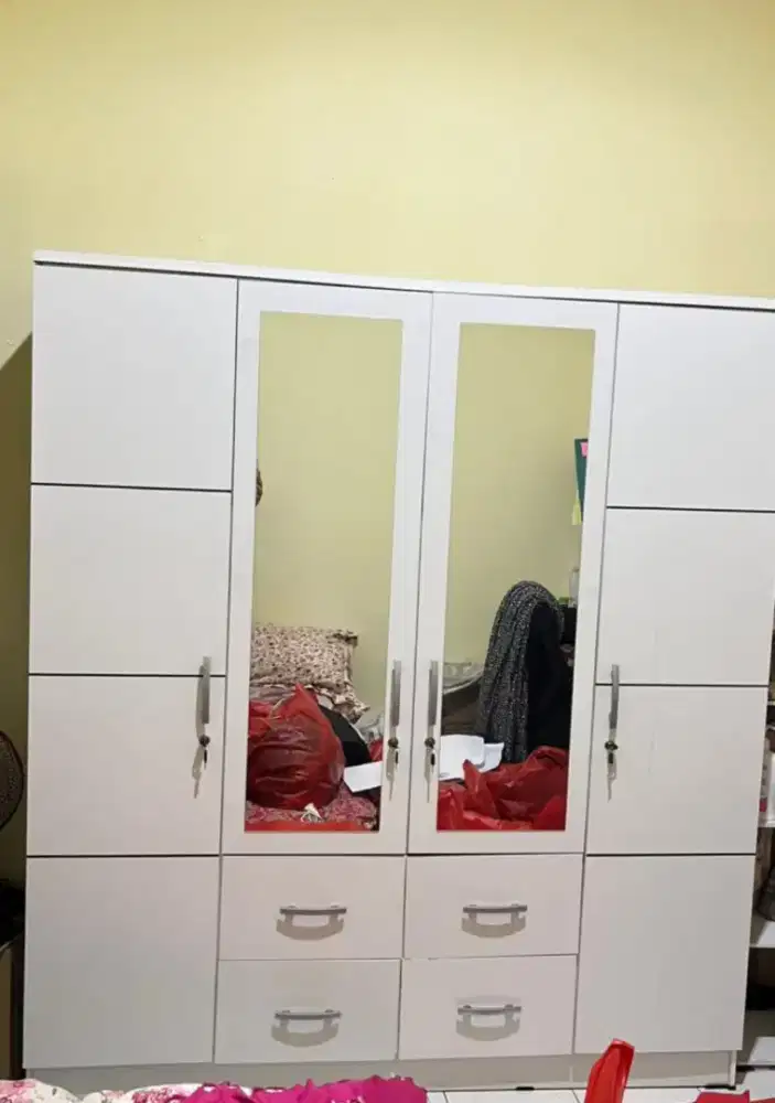 Lemari putih 4 pintu, 4 laci kecil dan 2 kaca