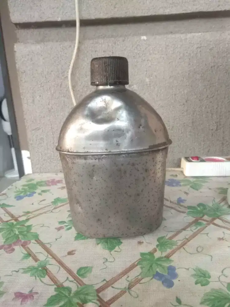 Tempat air minum tentara bahan baja