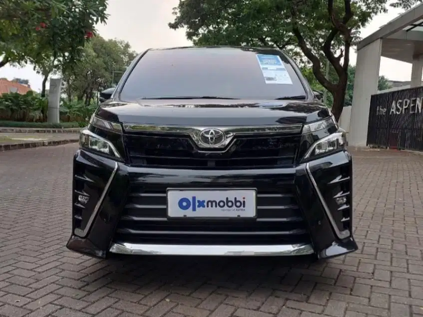 DP MURAH Toyota Voxy 2.0 Bensin-AT 2018 Hitam CJVMB