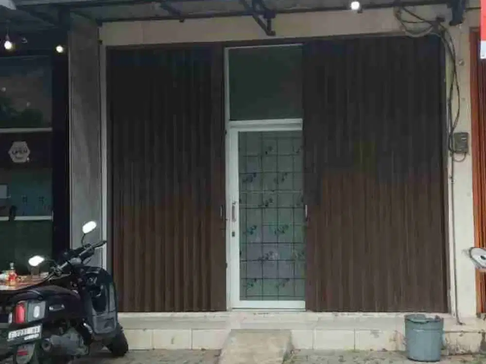 Di jual ruko di jalan raya 
Kranggan
Jalur mobil 2 arah
Jalur ramai 
Dekat sekolah