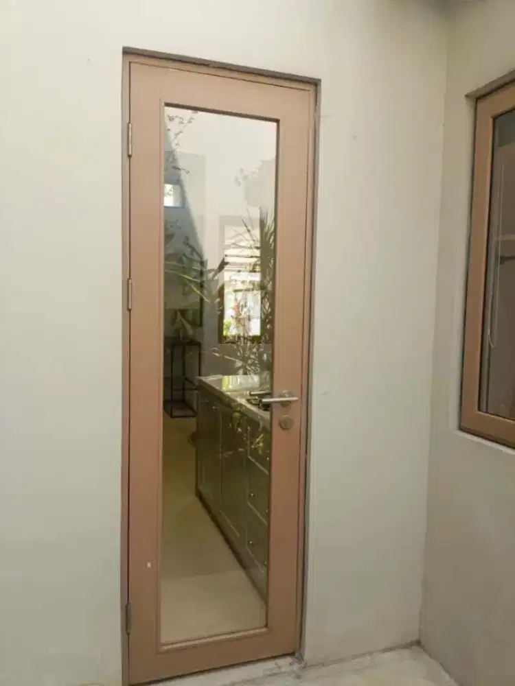 Pintu Belakang dengan Kaca di Tengahnya