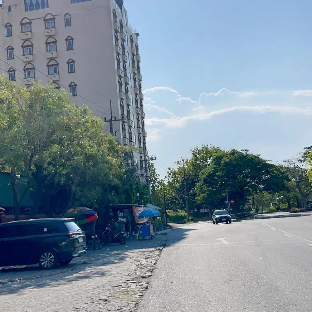 Tnh Raya Depan Masjid Agung