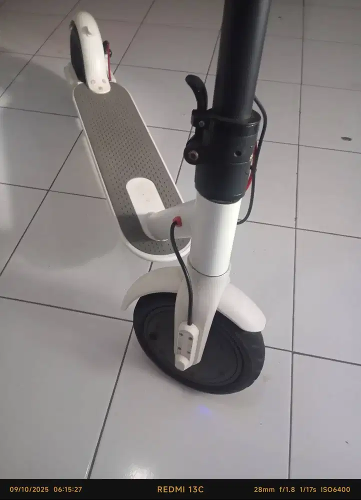 Dijual sekuter escooter warna putih