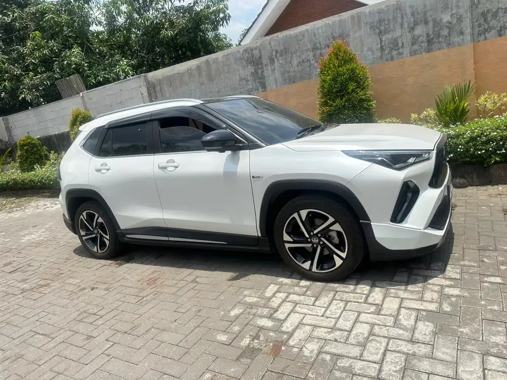 Low km 18.000 yaris cross hybrid tipe tertinggi one tone. Nik 23