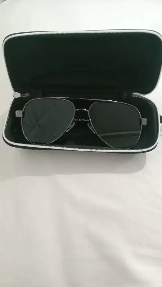 Preloved kacamata hitam Cartier.