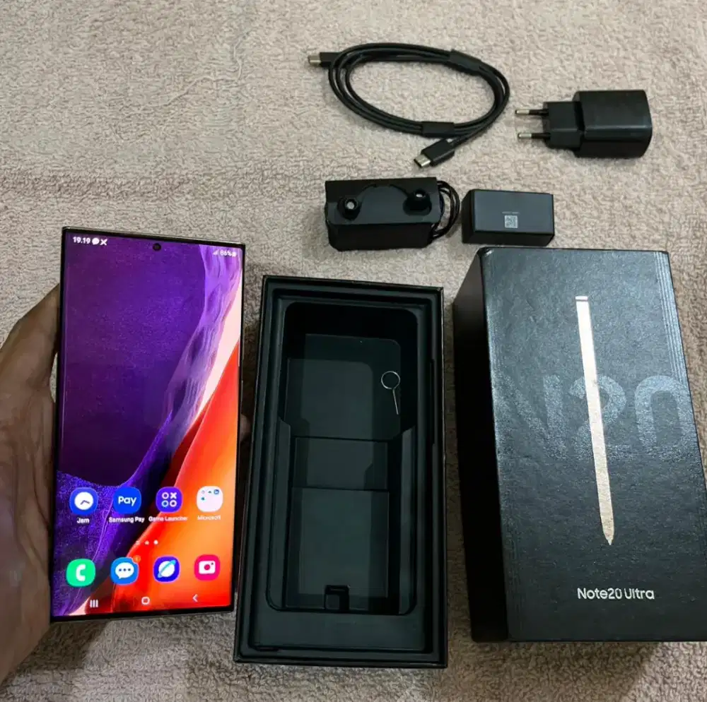 Samsung galaxy note 20 ultra 
8/256