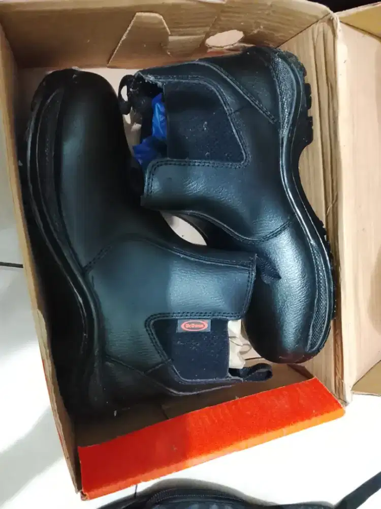 Sepatu safety merk dr.osha