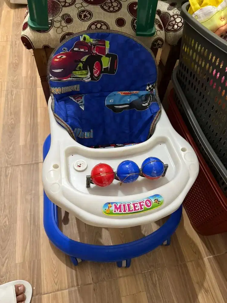 Baby walker atau alat bantu jalan bayi
