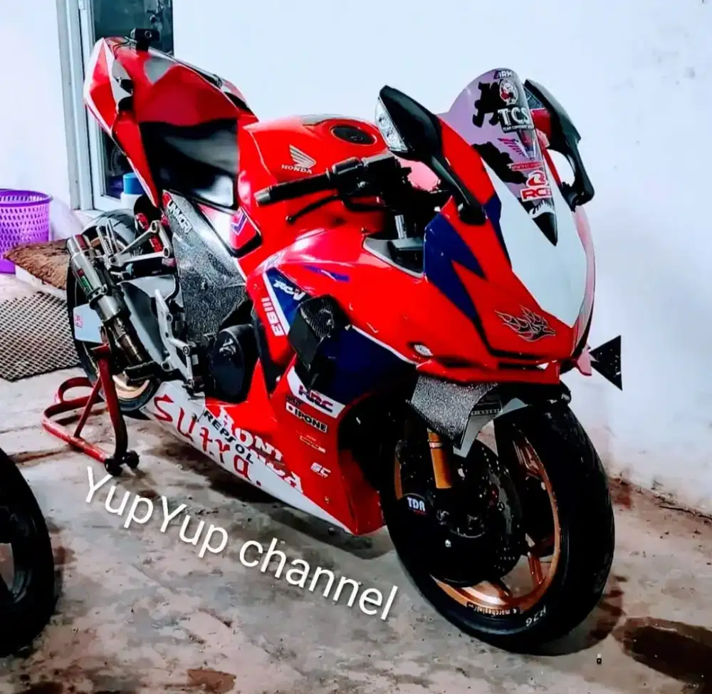 CBR 150 modif moge look. Murah aja.. Cek deskripsi