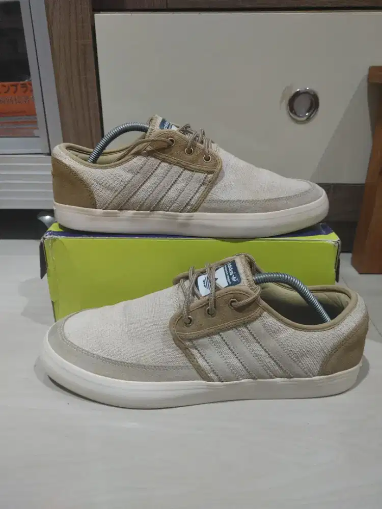 Sepatu Adidas seeley preloved size 44