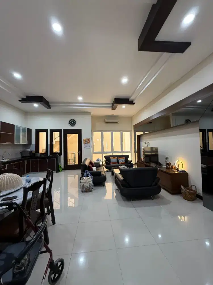 PIK Dijual Rumah Manyar Permai – 3 Lantai Siap Huni SHM