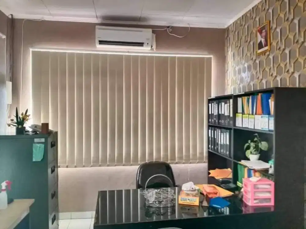 Pusat pemesanan. Tirai kantor vertikal blind