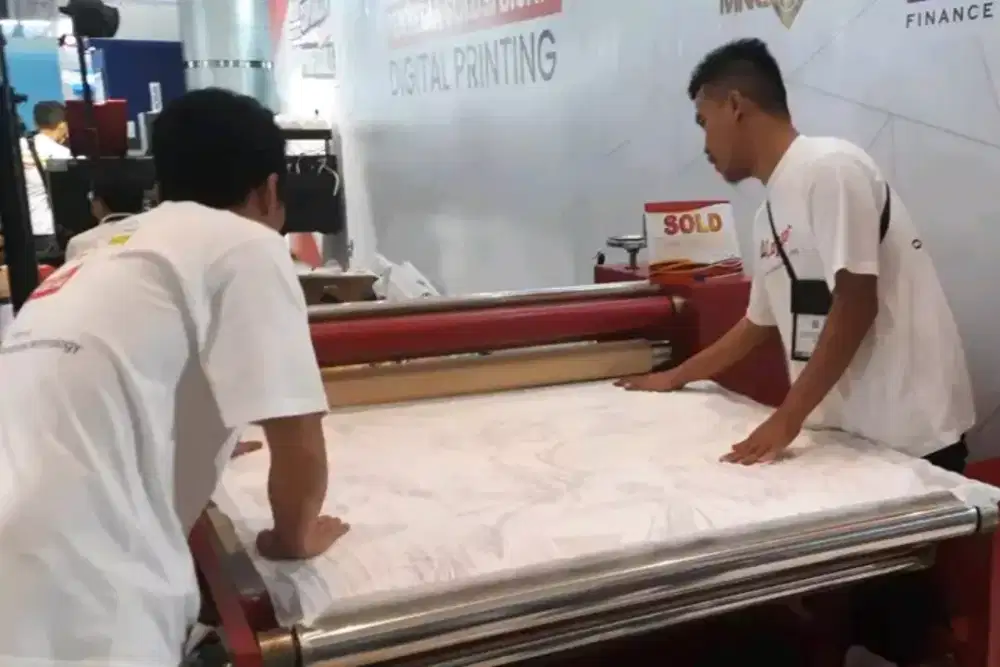 Loker Operator dan Kenek Mesin Press Roll