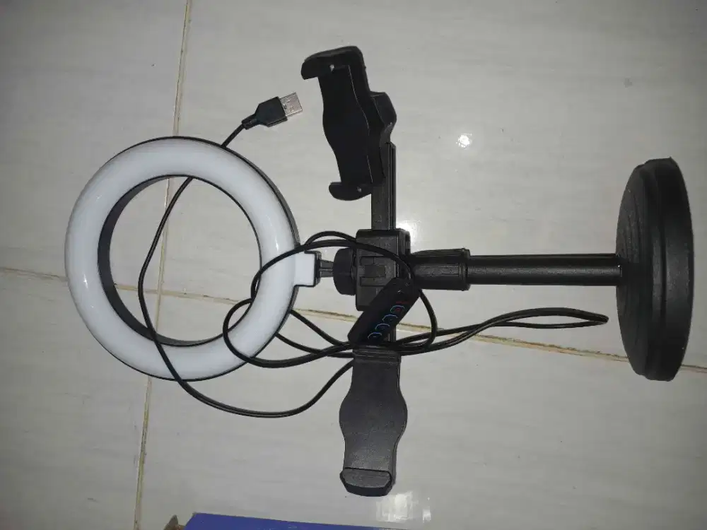 Lampu Stand Holder 2 Handphone. Kondisi baru