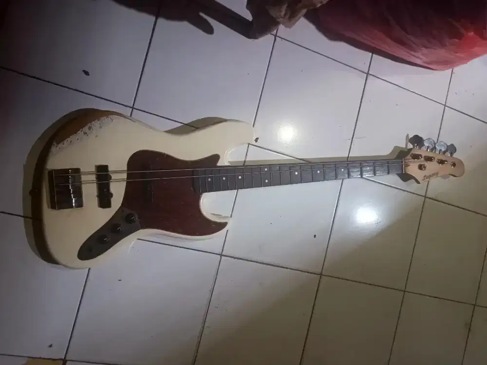 Bass gitar Legacy