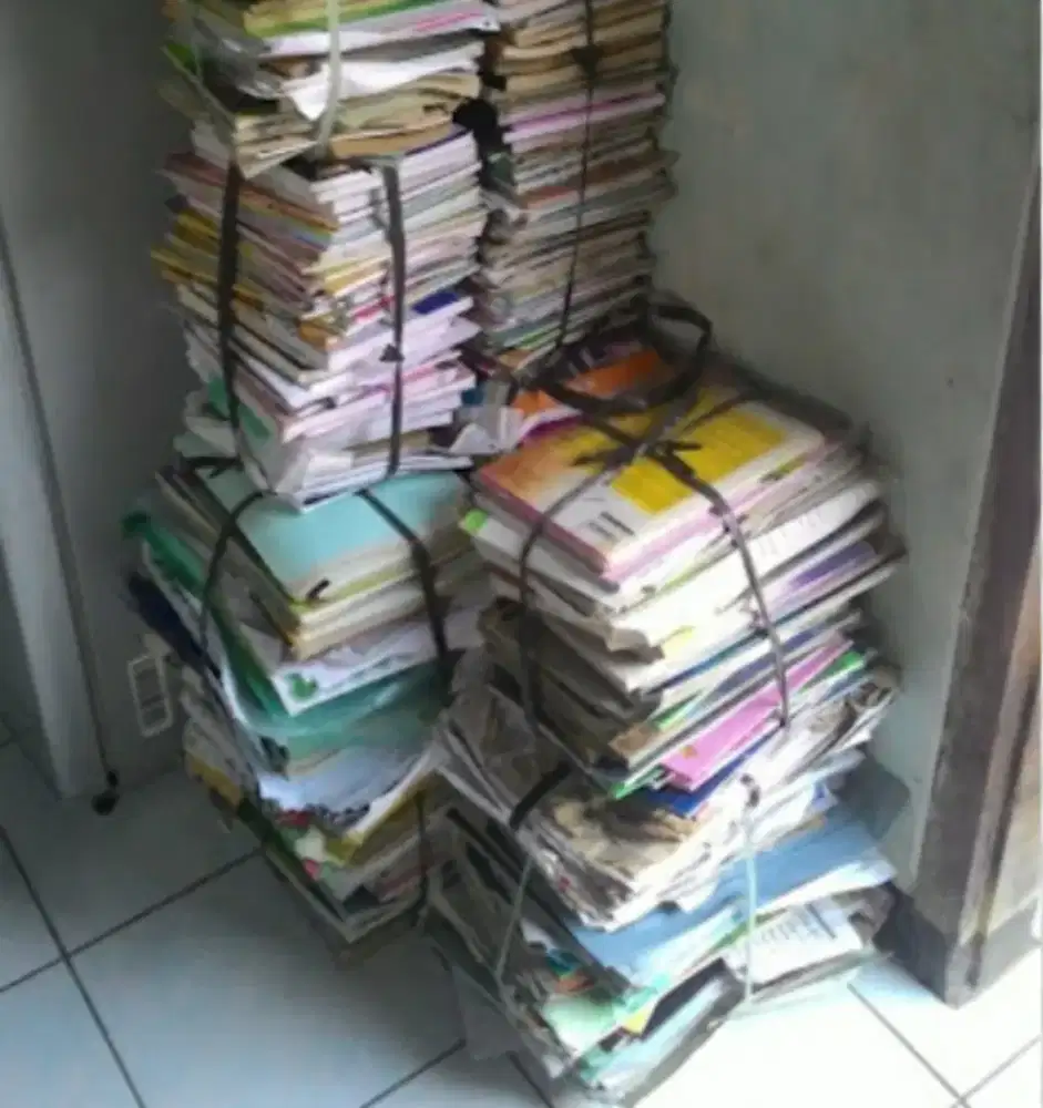 Kertas dan buku bekas siap ambil