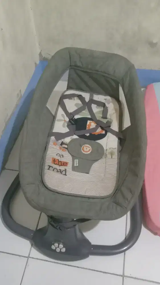 tempat tidur bayi goyang