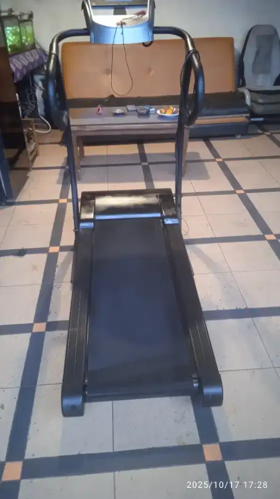 DIJUAL treadmill elektrik merk RELENT masih normal