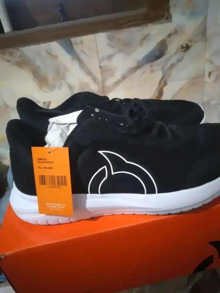 Sepatu Ortuseight omega black/white