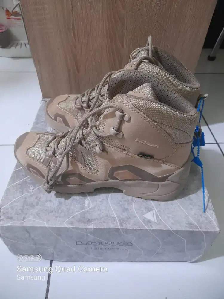 Sepatu gunung merek LOWA