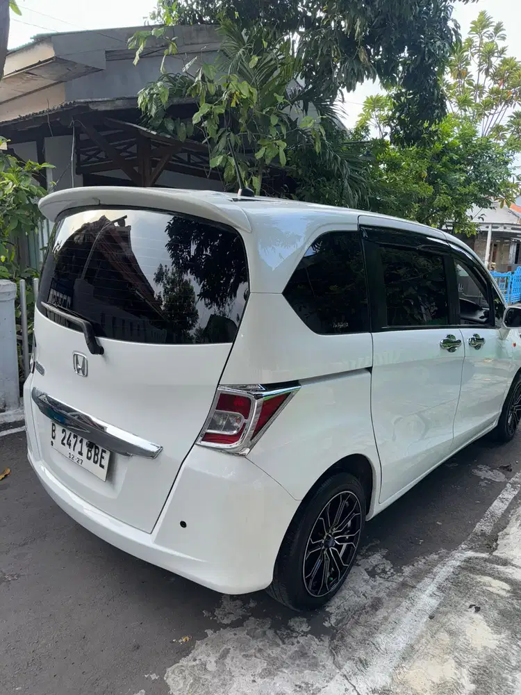 HONDA FREED 1,5 VTECH MATIC 2012 PEMAKAIAN DARI BARU 2013 ISTIMEWA