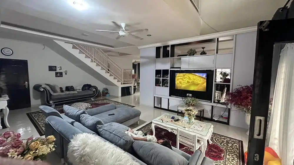 Rumah Mewah Lahan Luas dan Sudah ada Cafe Lokasi startegis